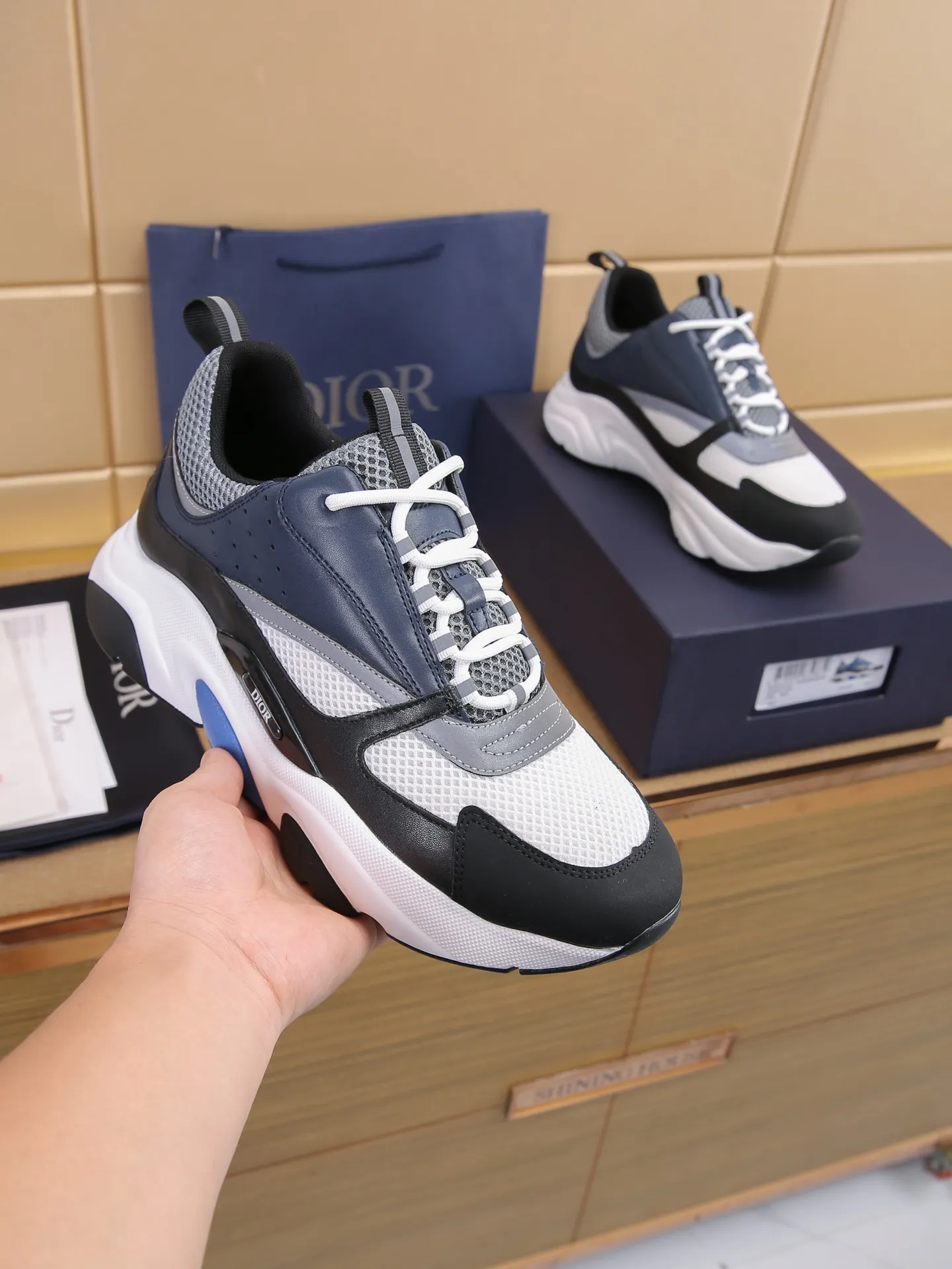 Factory price: 460💰Dior’s top version of D’s b22 men’s sports shoes. Inspired by retro running styles, the chunky low-top silhouette features gray calf leather and blue and white mesh fabric uppers, atop a black, white and blue engraved rubber sole. Nylon ribbon accents the blue mesh tongue and heel counter, and a "dio~" logo appears on the side. Pair it with a suit for a striking contrast and add a sportswear-chic edge to your look. The thick sole can be about 4cm~ Size: 38-45, [46, 47 customized]